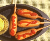 Deep_fried_corn_dogs_with_mustard_and_ketchup.